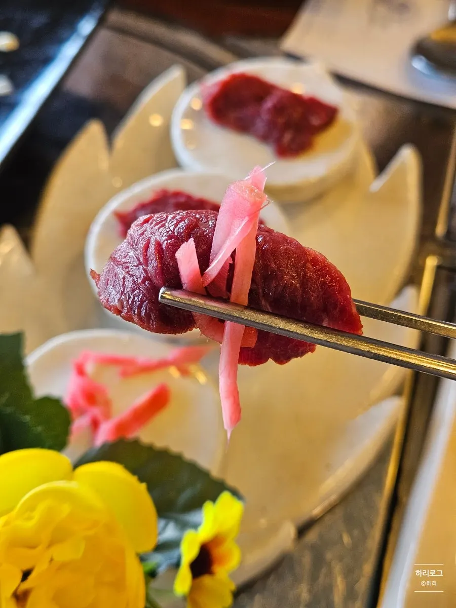 Horse-meat sashimi tasted for the first time