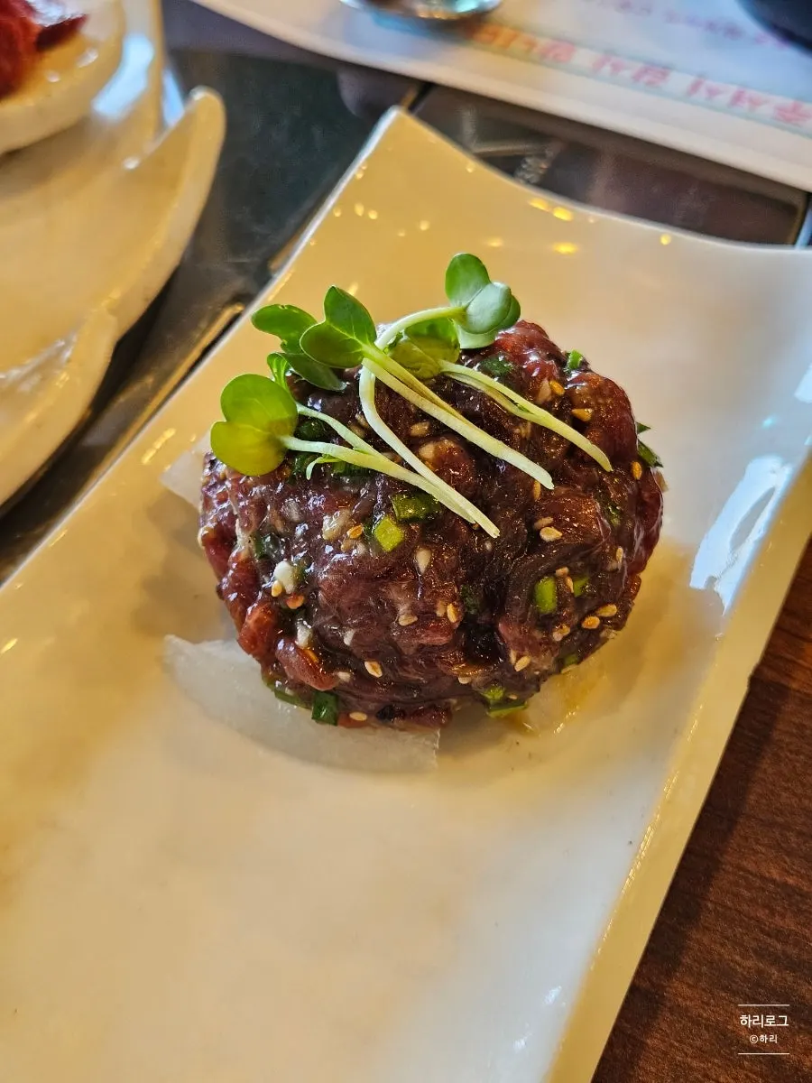 Horse-meat yukhoe with pear