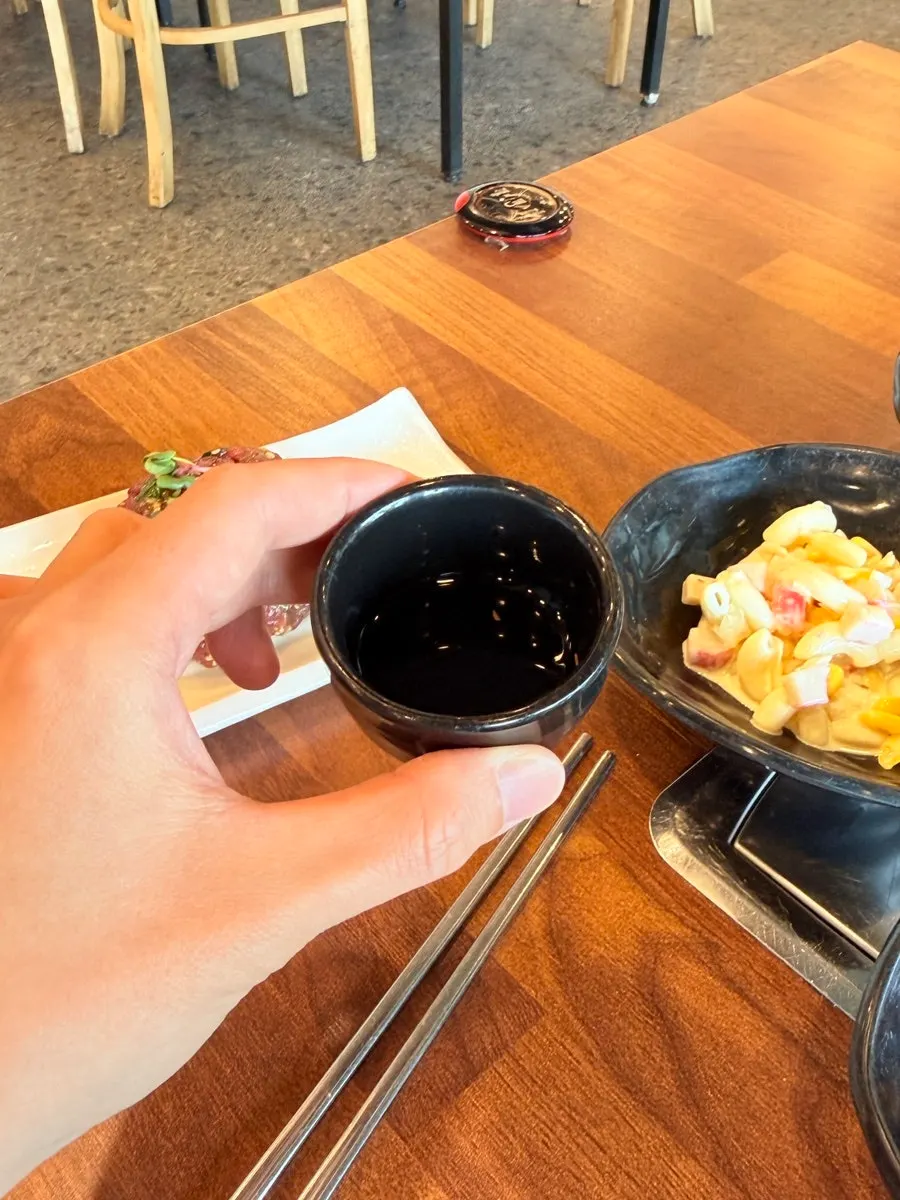 手拿一杯馬肉精的樣子