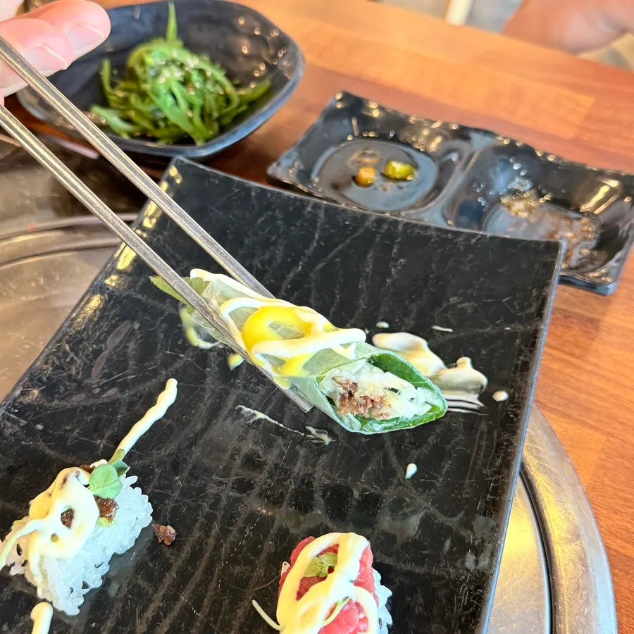 沾油鹽醬吃的馬肉生魚片