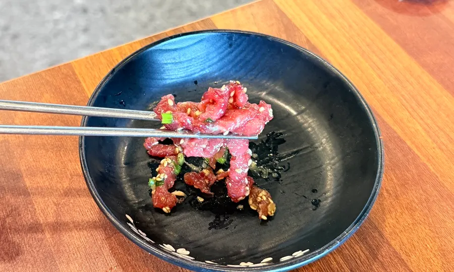 盤中兩種馬肉壽司