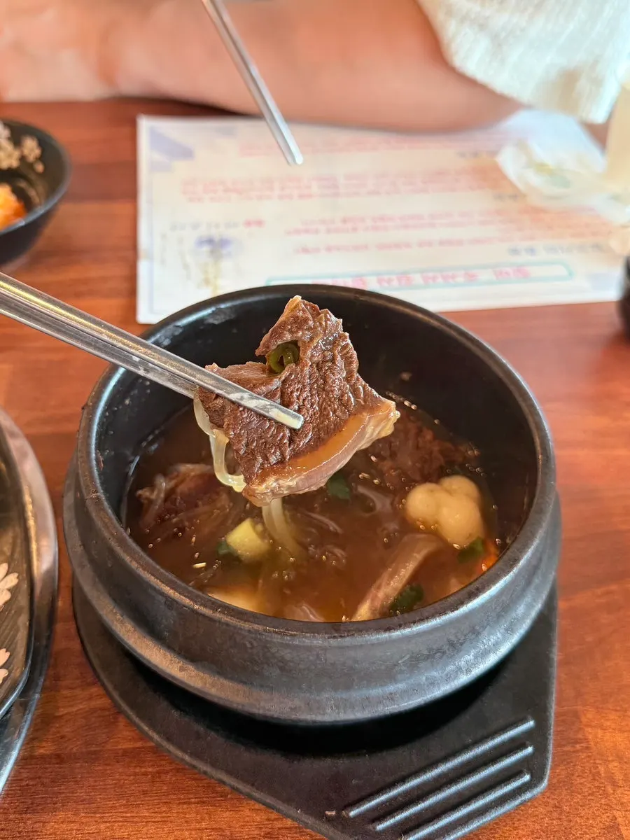 口感Q彈的馬肉燉排骨肉塊