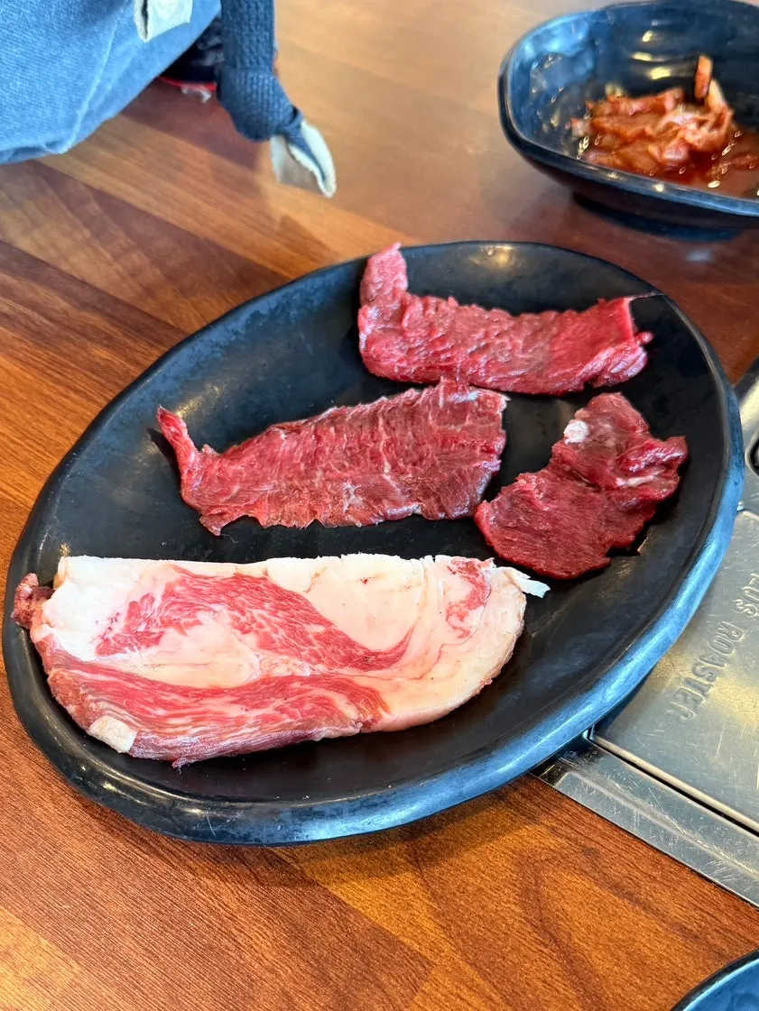 放在烤盤上的馬肉烤肉