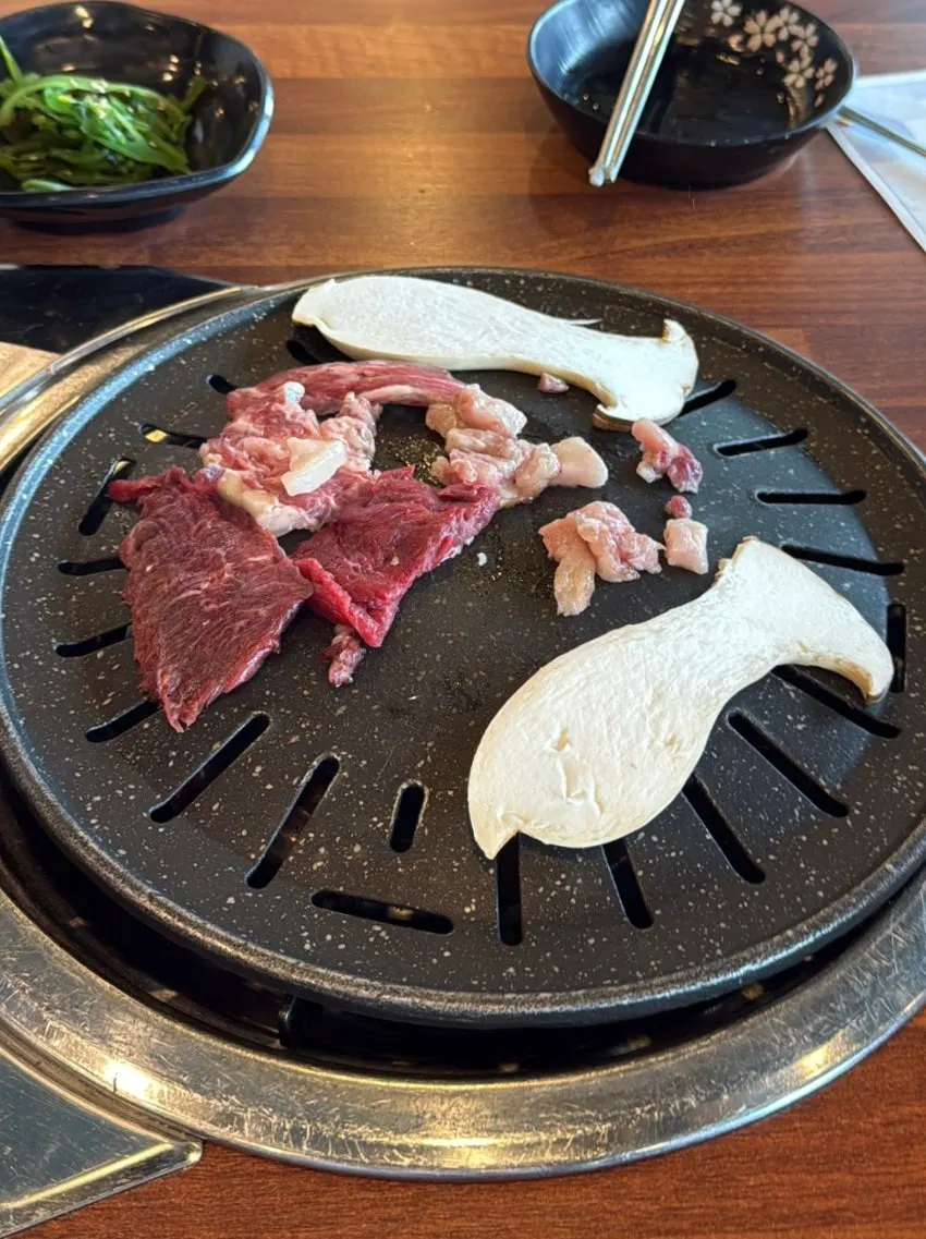正在烤的馬肉與脂肪部位