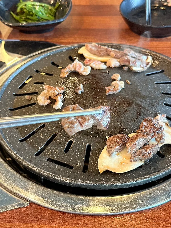 脂肪與瘦肉一起放上的馬肉烤肉