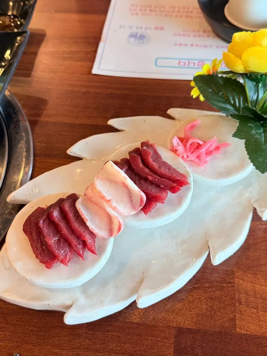 結束一餐馬肉全餐的餐桌