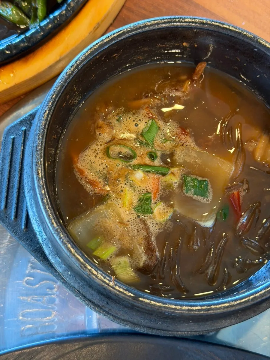 馬肉下酒菜與啤酒杯