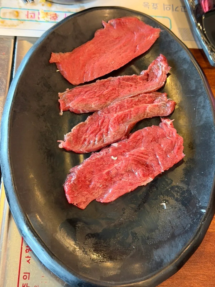 烤盤上的馬肉烤肉