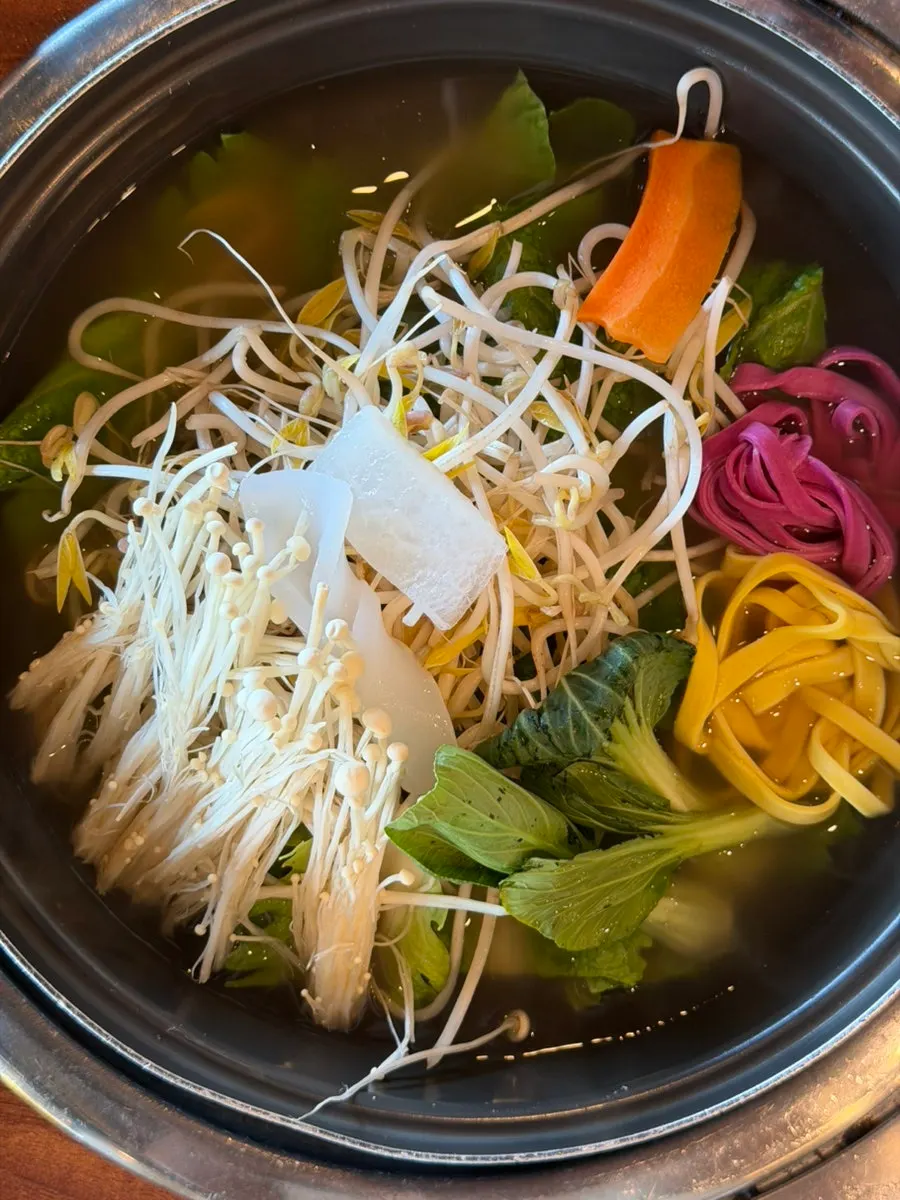 放入火鍋的馬肉與大白菜
