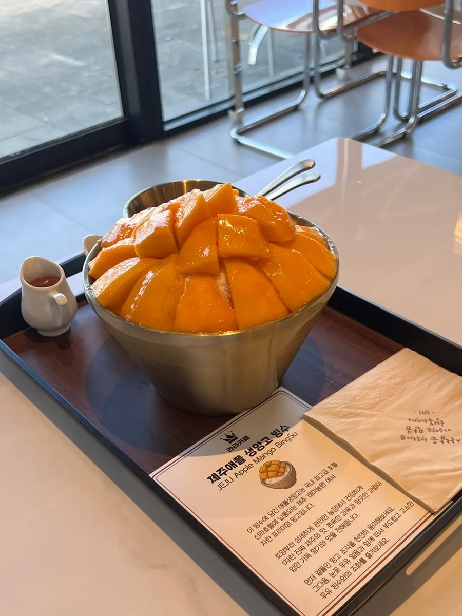 생망고가 올라간 애플망고 빙수 한 그릇