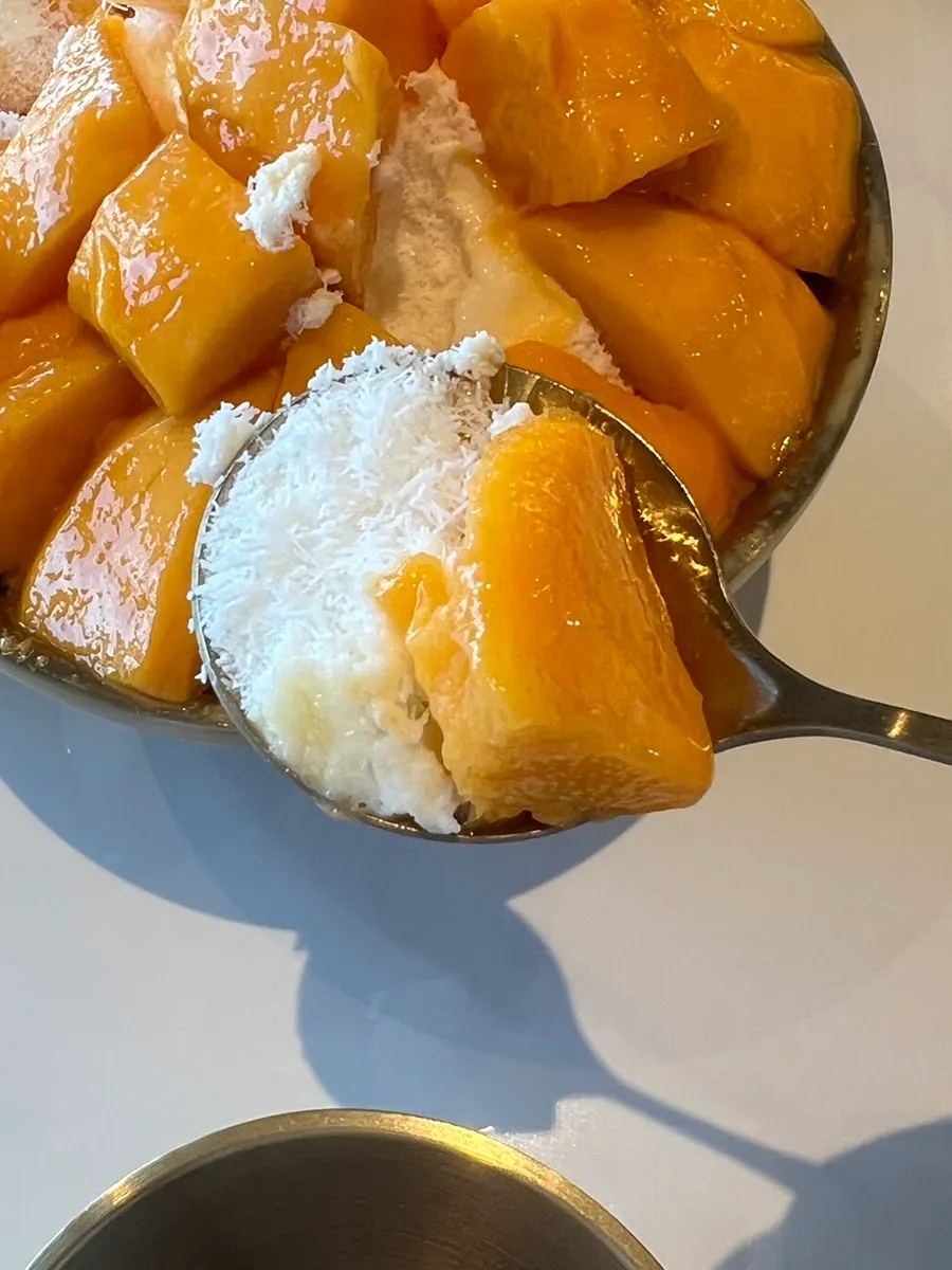 숟가락으로 떠올린 망고 빙수