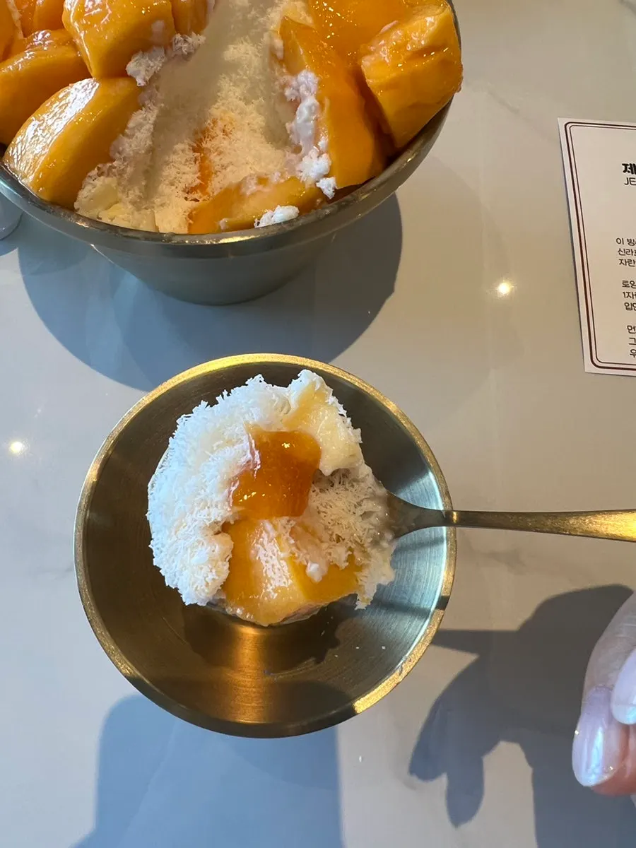 제주산 선별 애플망고를 올린 빙수