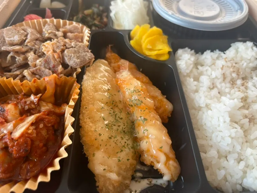 Jungmun lunch box including fried items