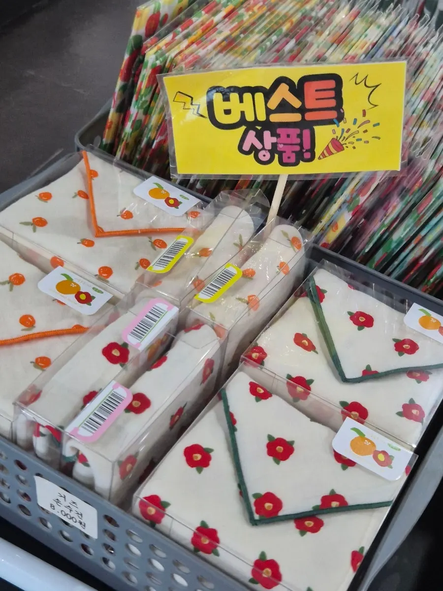 1층 노형잡화점 기념품 진열대