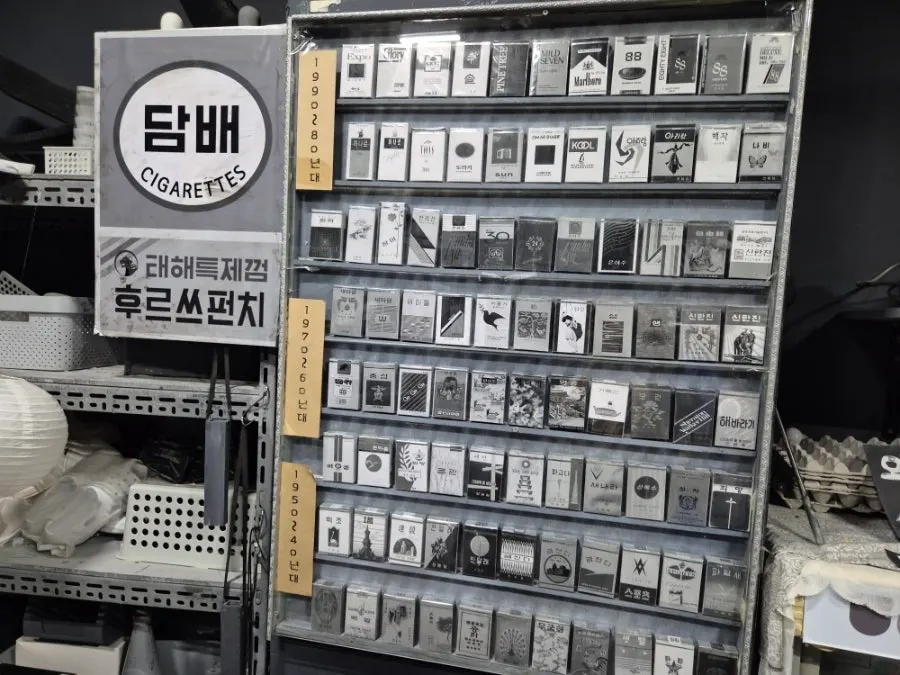 앉아서 관람할 수 있는 좌석 있는 전시실