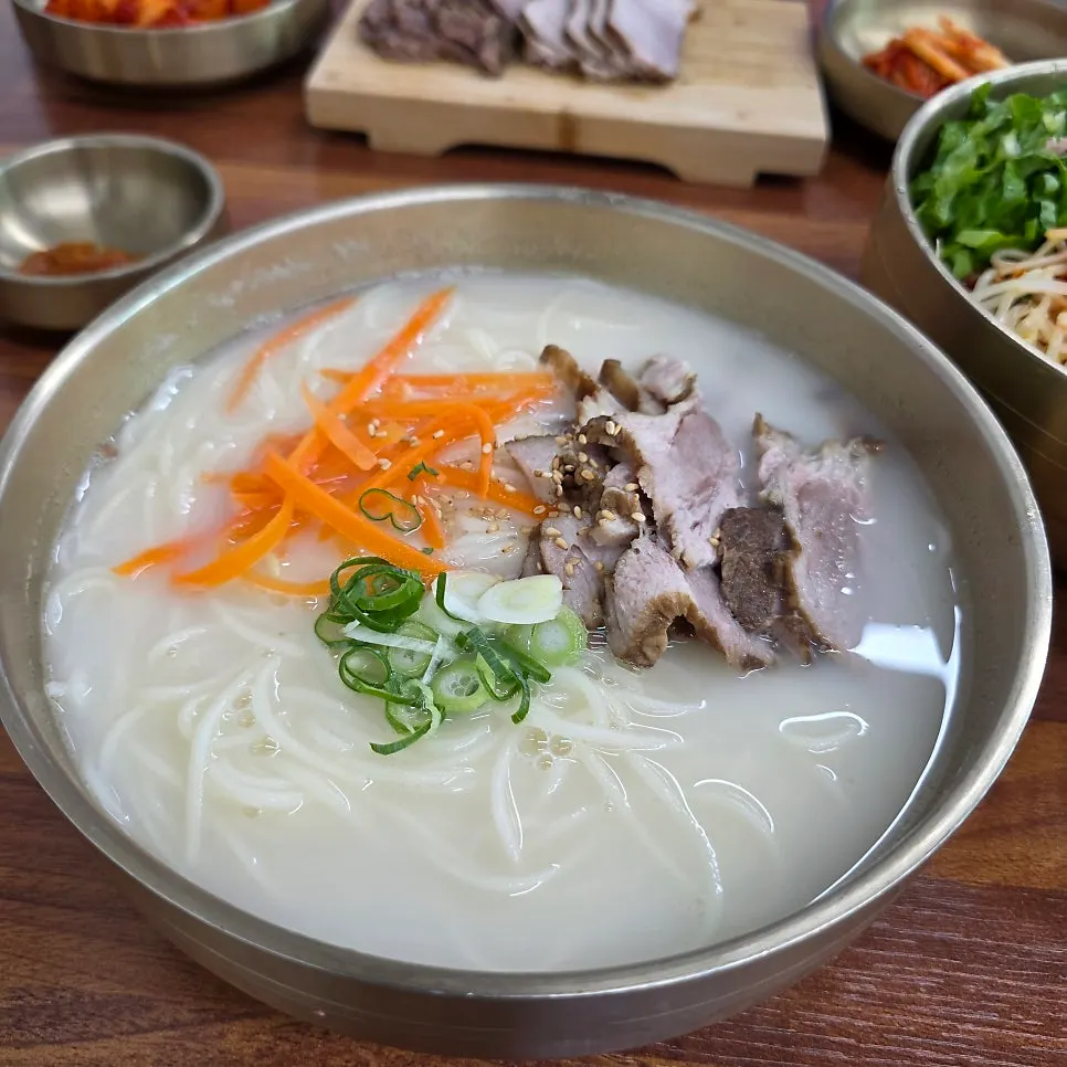 Pork noodles with milky-white broth