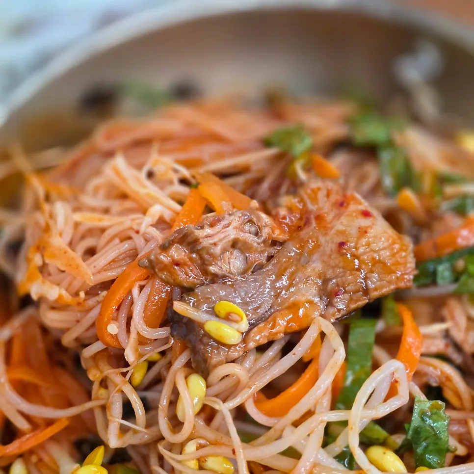 Vegetables and pork in spicy mixed pork noodles