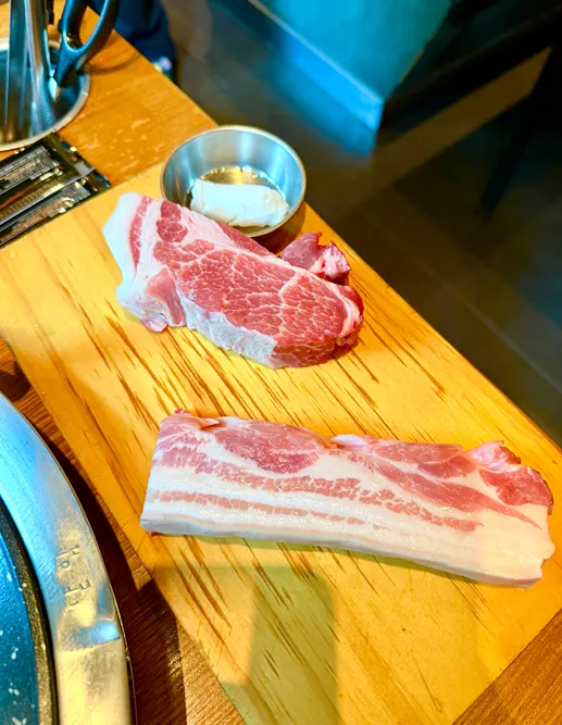 주문한 숙성 흑돼지 오겹살과 특목살 생고기