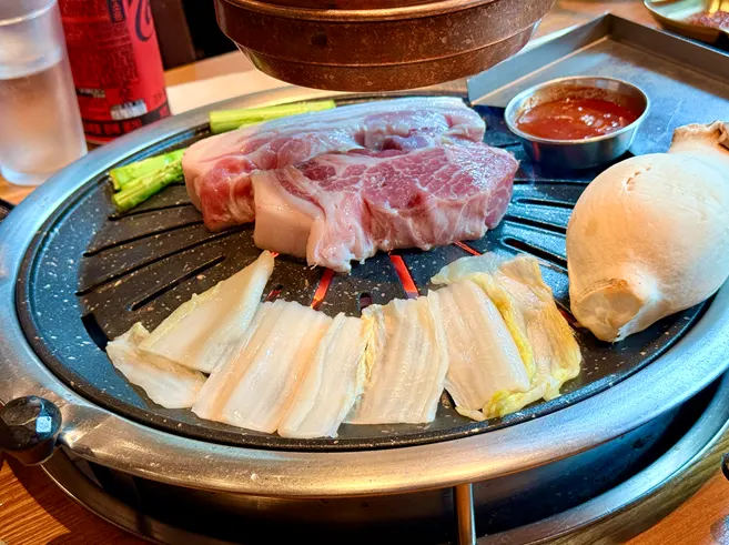 아스파라거스와 백김치를 함께 굽는 불판
