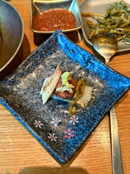 구운 백김치와 함께 먹는 두툼한 특목살
