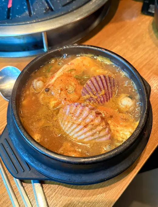 해물 건더기가 푸짐한 된장찌개 국물