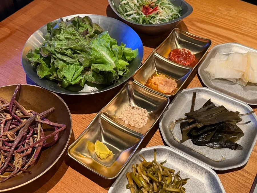Side dishes and accompaniments preset on the reserved table
