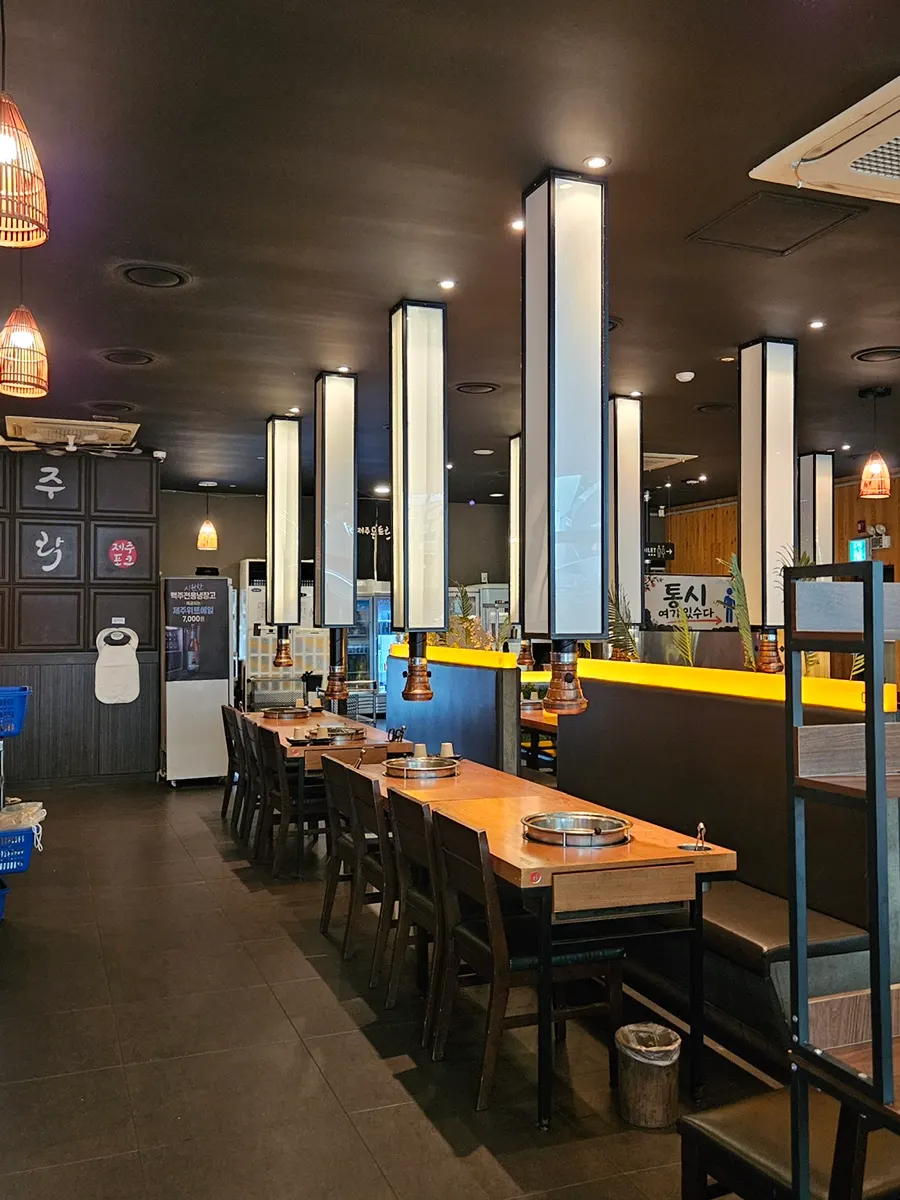 Corner of the restaurant with a dol hareubang statue
