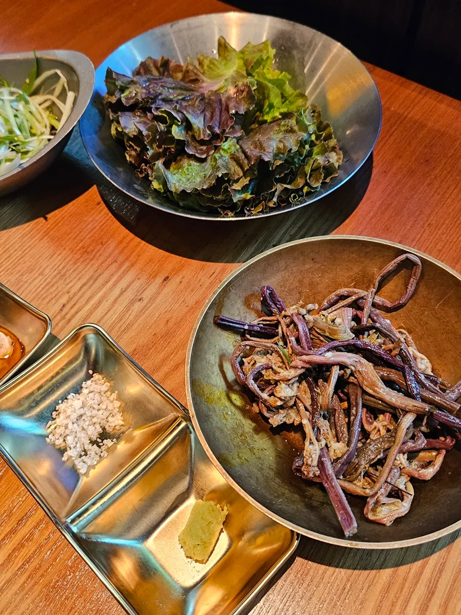 Bracken fern and lettuce wraps plate