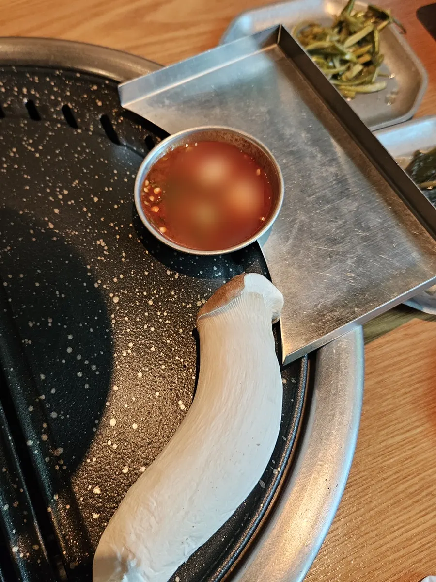 Meoljeot sauce served with black pork