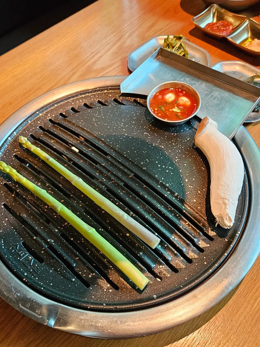 Bowl of meoljeot on the grill