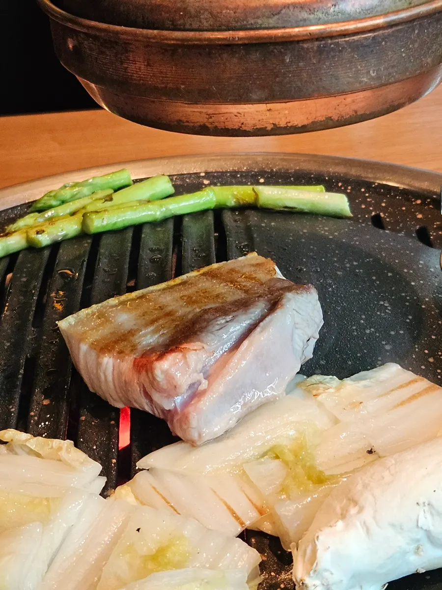 Thick-cut black pork on the grill