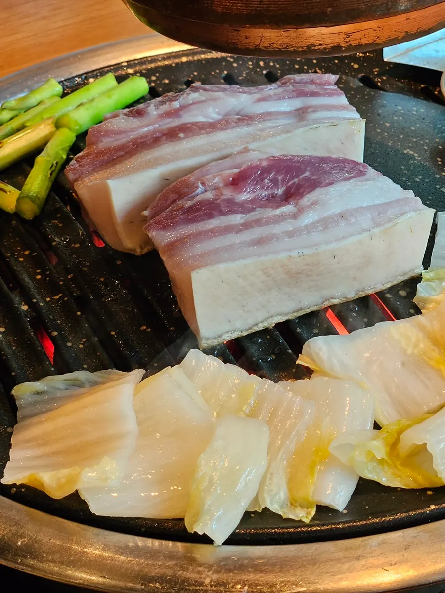 Staff member grilling the meat tableside