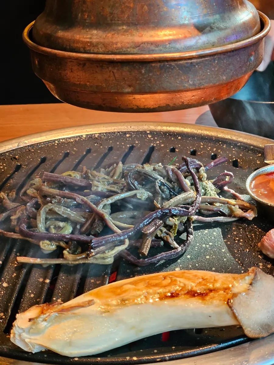 Grilled meat dipped in meoljeot sauce