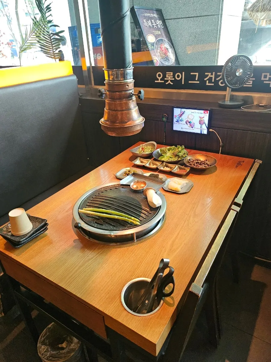 상추와 파채, 장아찌로 구성된 기본찬 상차림
