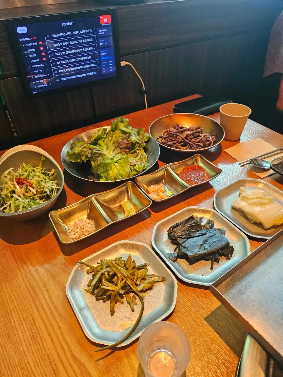 백김치와 고기 곁들임 소스
