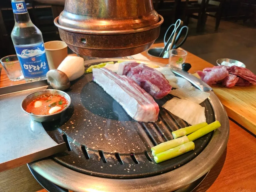 층층이 지방층이 보이는 두툼한 흑돼지 오겹살과 목살, 생갈비
