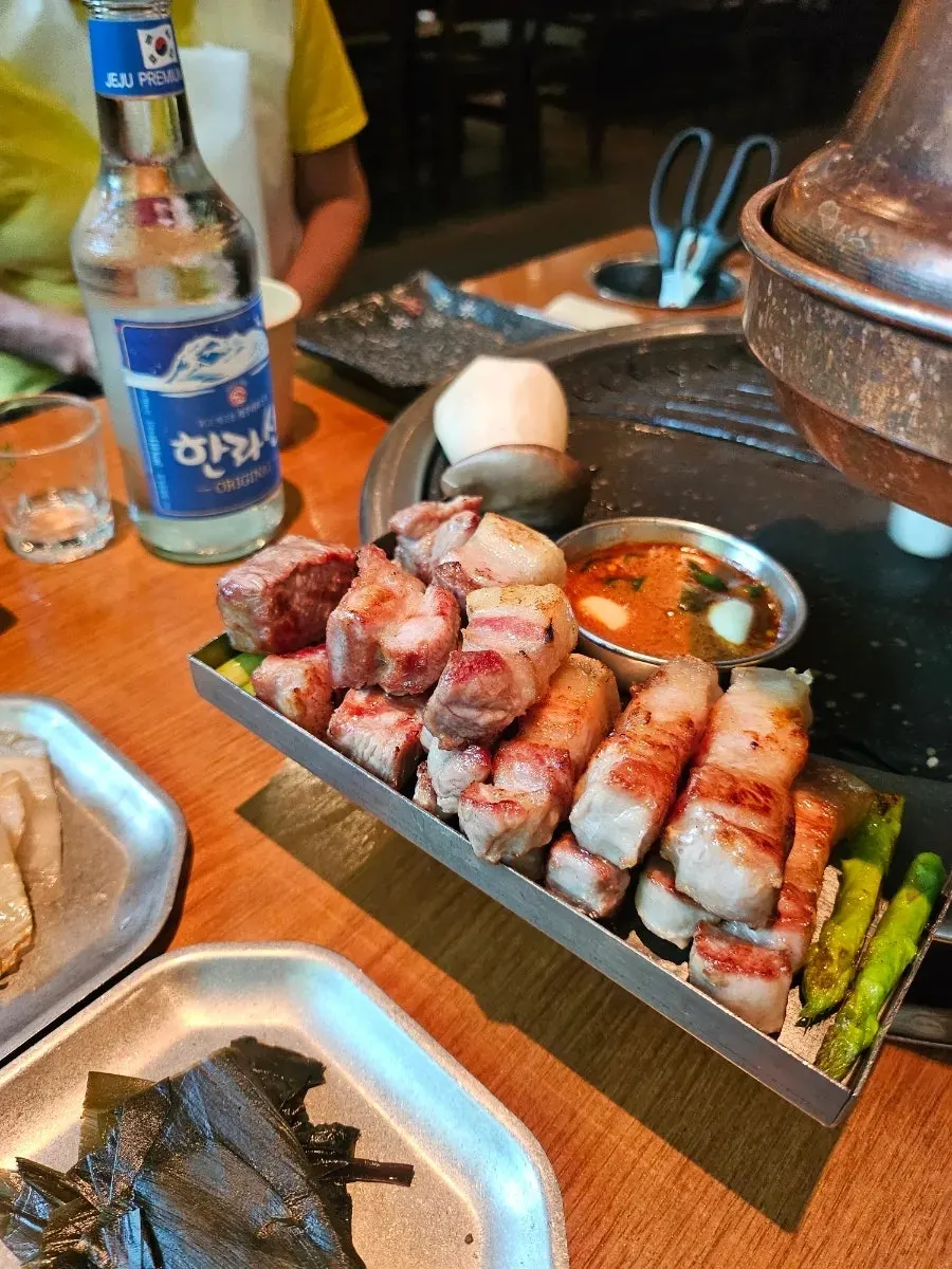 다 구워진 숙성 흑돼지 오겹살 단면