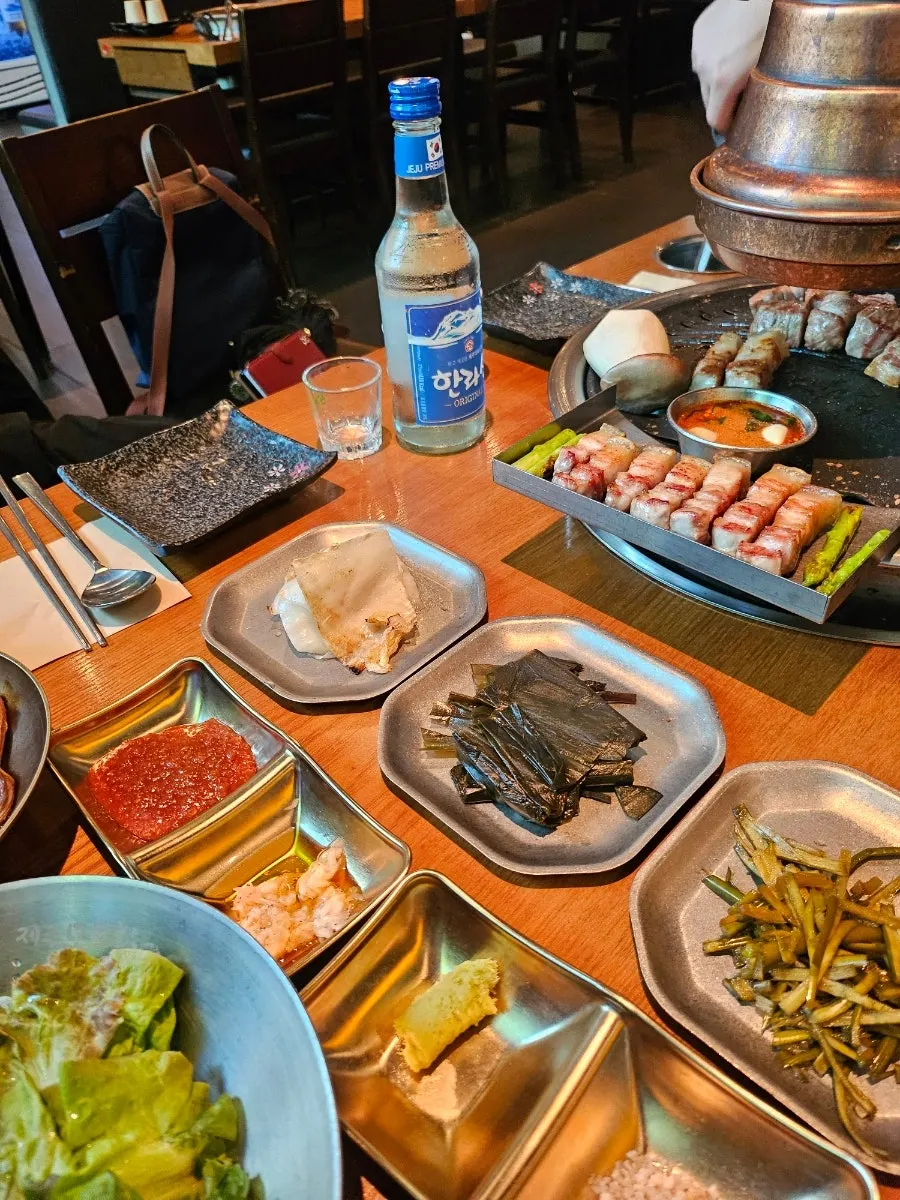 쫀득한 껍질이 붙은 오겹살 한 점