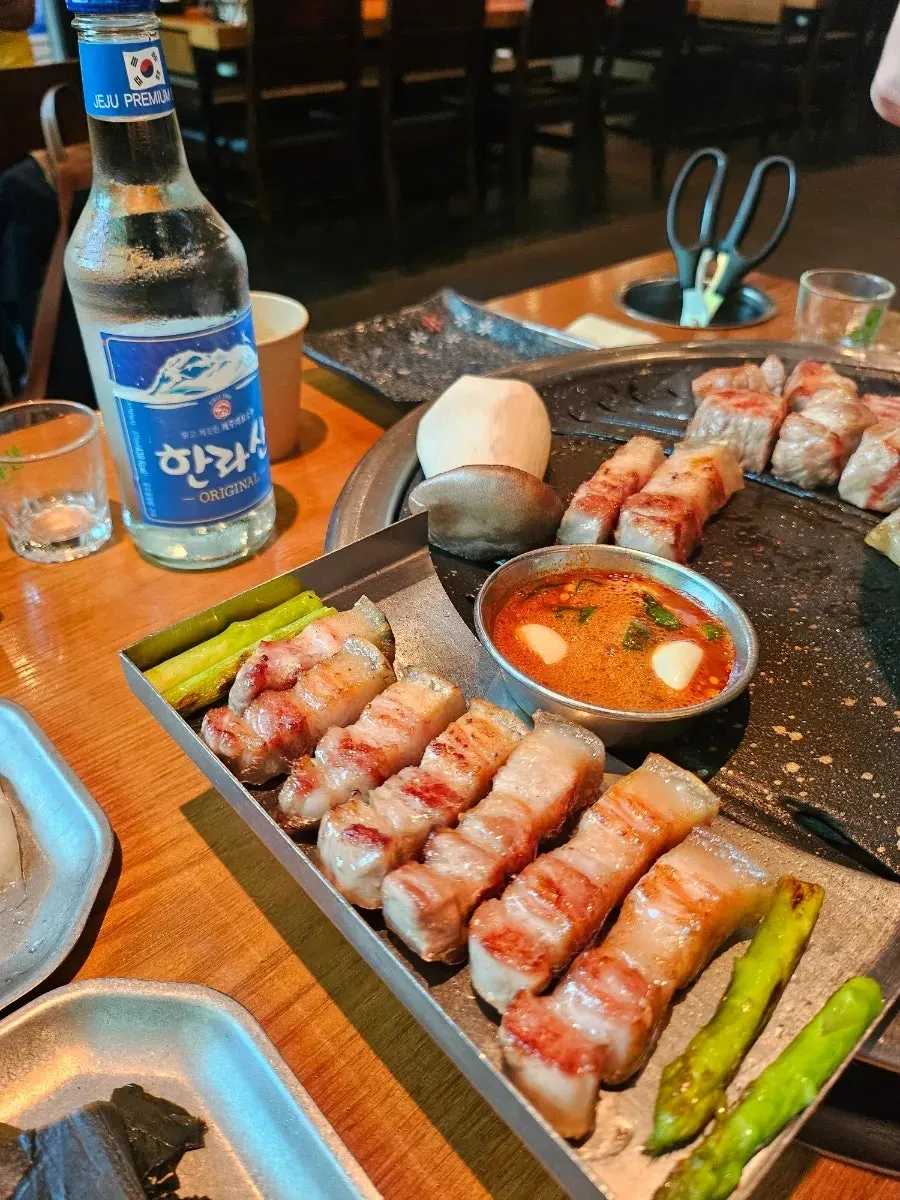 흑돼지 구이와 함께 놓인 한라산 소주