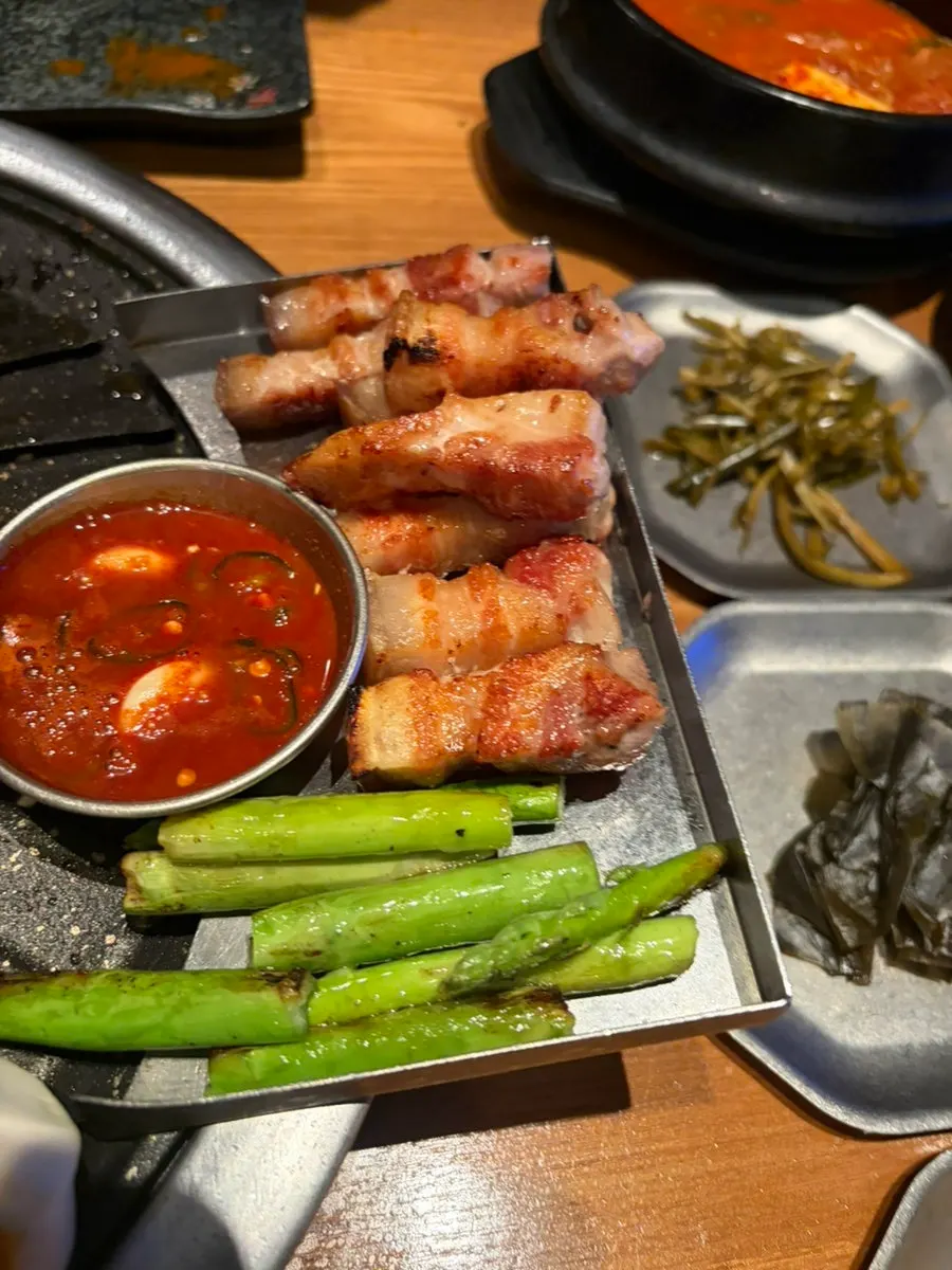 A filling meal of the Jeju Bansang set and ogyeopsal