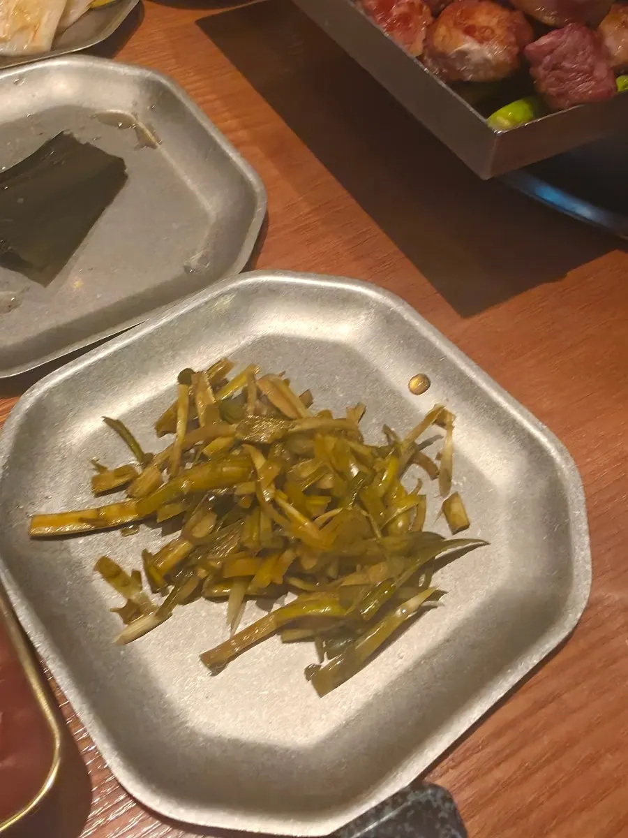 Tossing the seasoned makguksu noodles