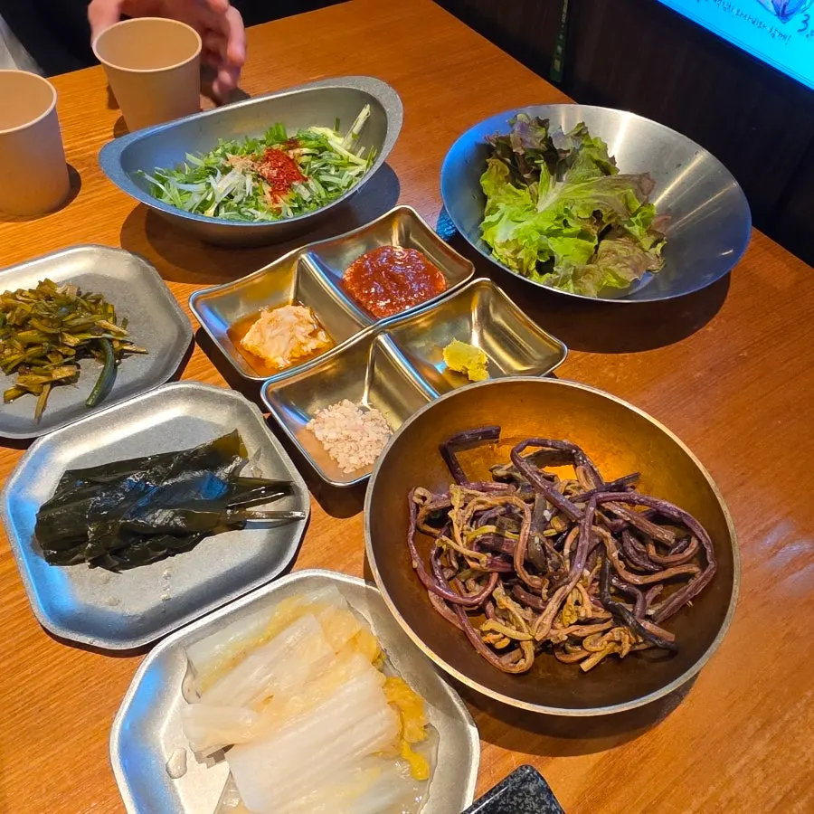 고사리와 명이나물 등 밑반찬 구성
