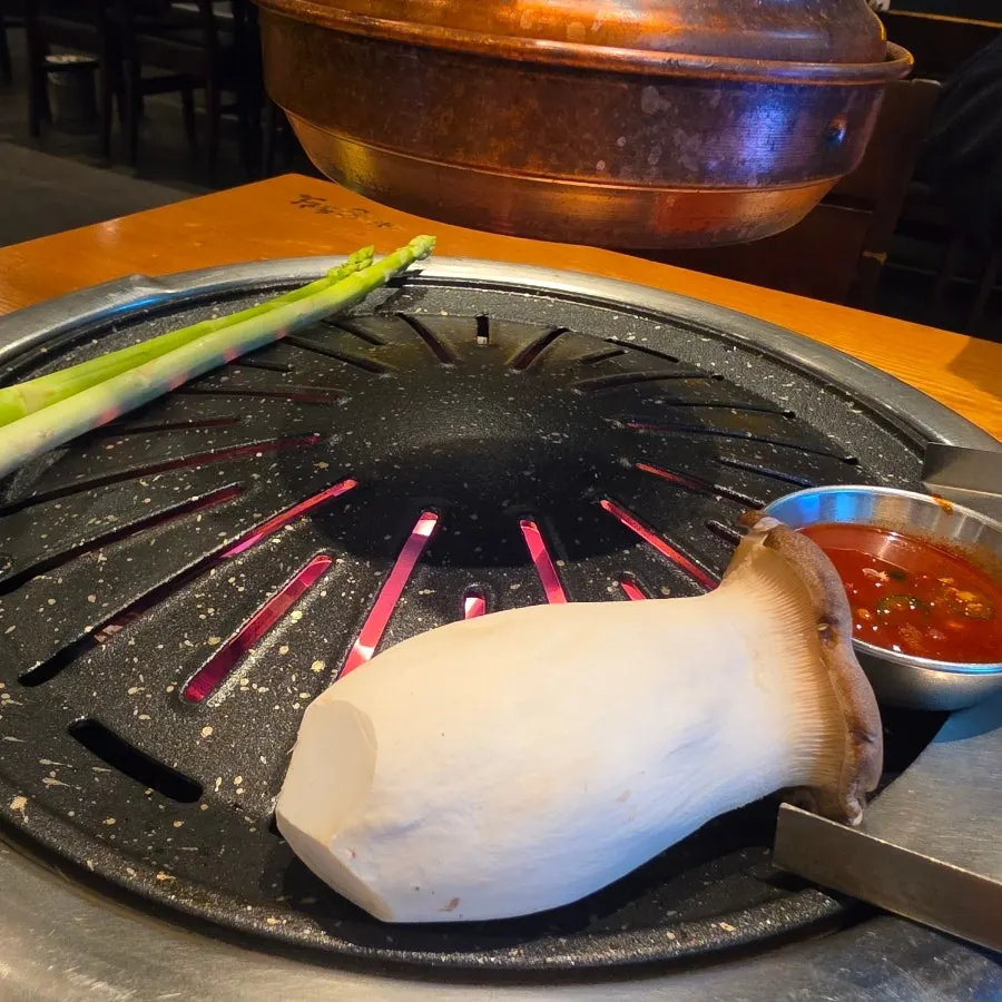 고기를 올려두는 철판과 멜젓