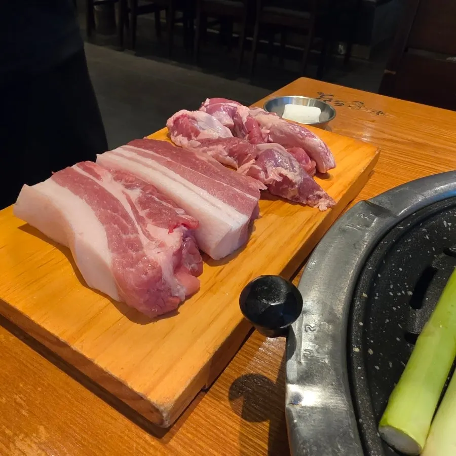 숯불에서 구워지는 제주 흑돼지 오겹살