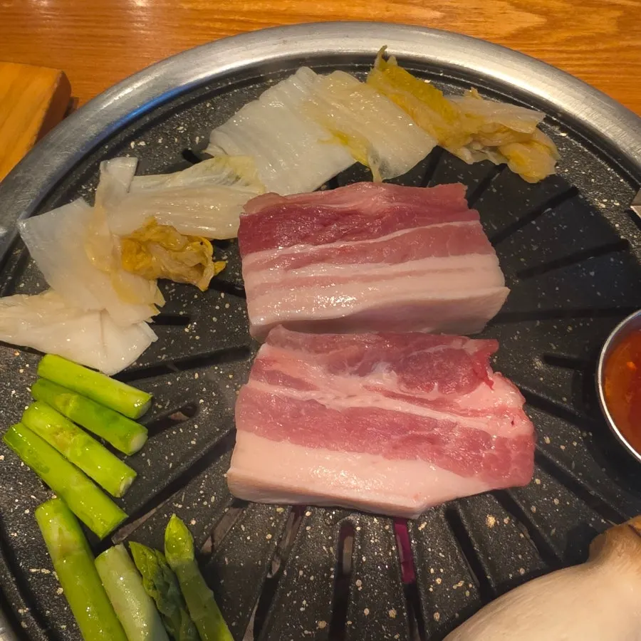 오겹살과 함께 구워지는 백김치와 아스파라거스