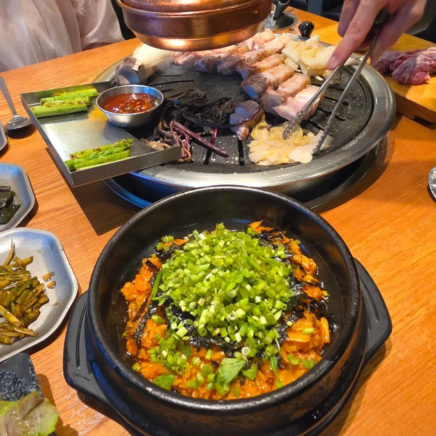미나리 올린 돌솥 김치볶음밥