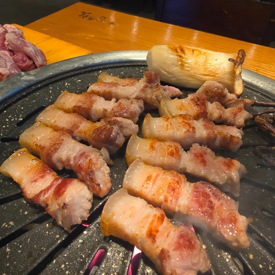 다 익어 철판에 올려진 오겹살