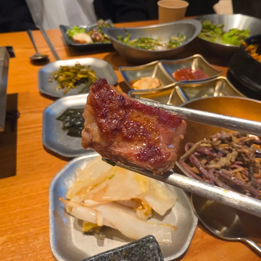 식사 마무리 단계의 고기와 김치볶음밥