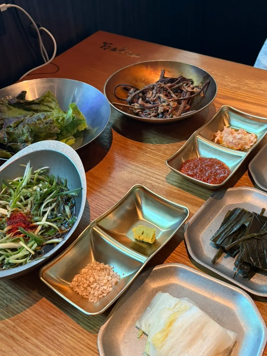 与肉一起上桌的小菜摆盘