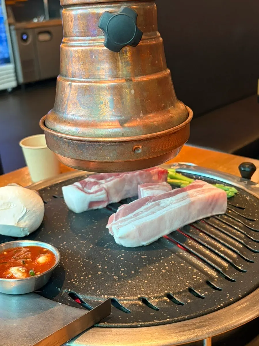 烤盘上正在烤的黑猪五花肉